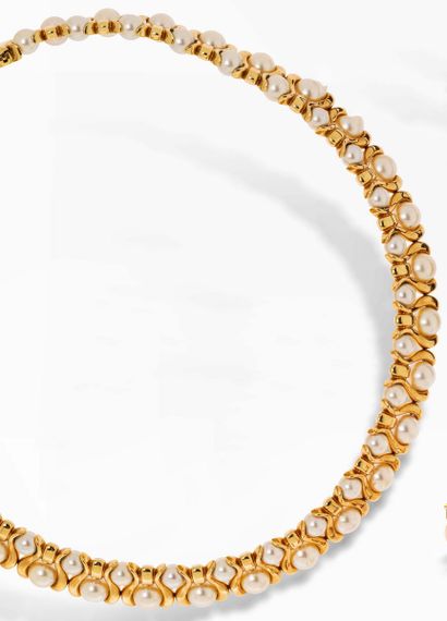 null Flexible necklace in 18K (750) gold, decorated with a double row of cultured...