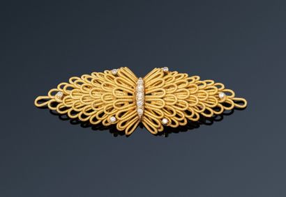 null Brooch in twisted 18K (750) gold wire drawing a knot, tightened by a link set...