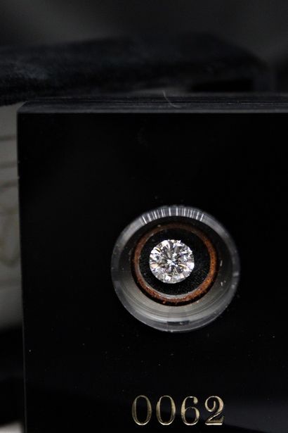 null Diamond under seal round brilliant cut weighing 1,22 ct. It is accompanied by...