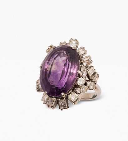 null 18K (750) white gold ring set with a large oval amethyst, the surround and the...