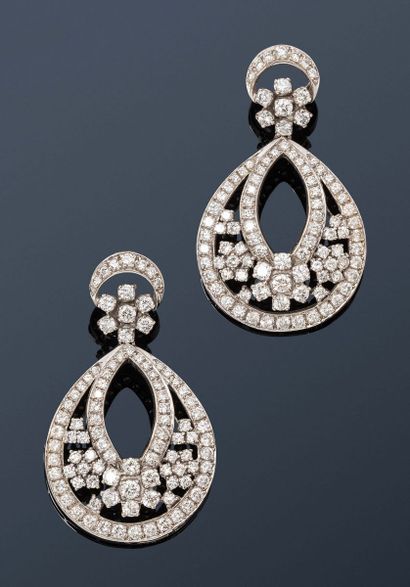null Pair of 18K (750) white gold earrings set with round brilliant-cut diamonds,...