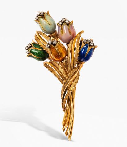 null Case of Madame X, Greece.
Brooch in 18K (750) gold drawing 5 tulips, the petals...