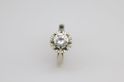 null Bague en platine et or gris 18K (750), sertie d'un diamant rond de taille brillant....