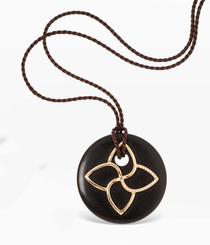 null ISABELLE LANGLOIS Circular ebony pendant with a stylized flower design in 18K...