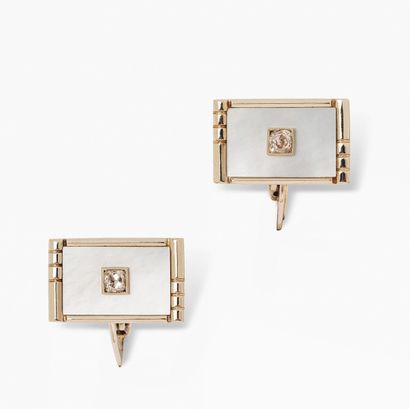 null Pair of 14K (585) white gold cufflinks, each adorned with a mother-of-pearl...