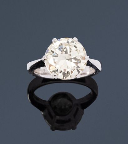 Ring in 18K (750) white gold, set with a...