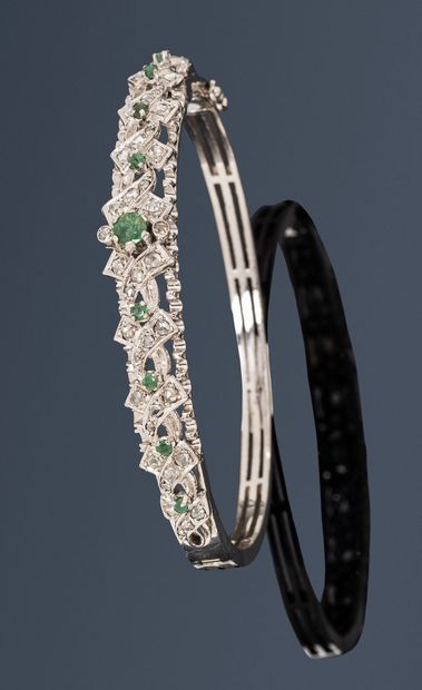 null Bracelet ouvrant en or gris 14K (585), orné de motifs imbriqués sertis de diamants...