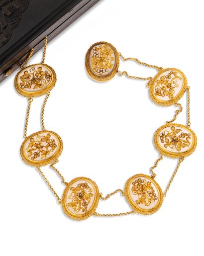Necklace in 18K (750) gold, decorated with...