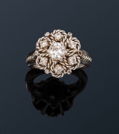 null 18K (750) white gold and platinum ring with a stylized flower, the heart set...