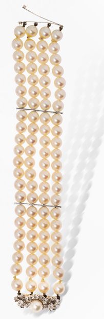null Case of Madame Z, Greece.
Bracelet of 4 rows of cultured pearls, clasp in 18K...