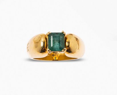 null KORLOFF
Large 18K (750) gold ring set with a rectangular emerald. Monogrammed....