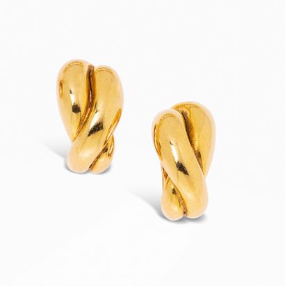 null CHAUMET

Pair of 18K (750) gold braided ear clips. 
Signed and numbered. 
French...