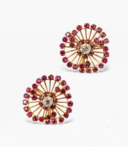null Case of Madame X, Greece.
Pair of 18K (750) gold wire ear clips, each centered...