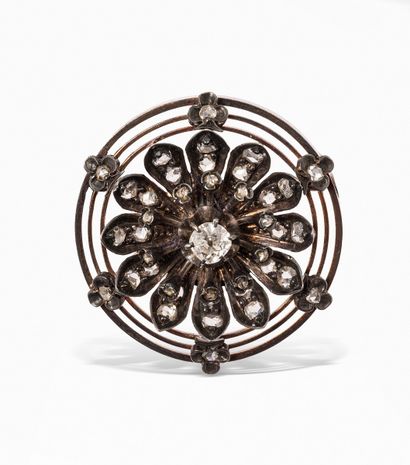 null Brooch in 18K (750) gold and silver, decorated with a flower set with old-cut...
