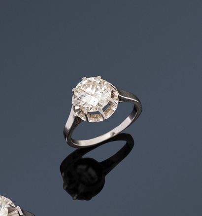 Platinum ring, decorated with a round old-cut...