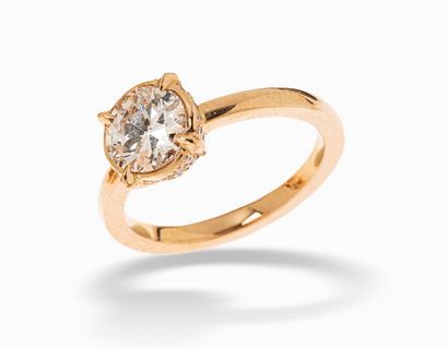 null 18K (750) rose gold ring, set with a round old-cut diamond, the full basket...