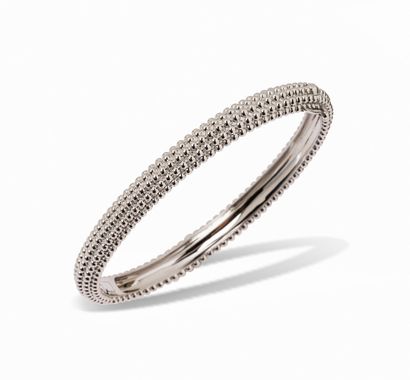 null VAN CLEEF & ARPELS
Bracelet jonc ouvrant en or gris 18K (750), modèle Perlé....