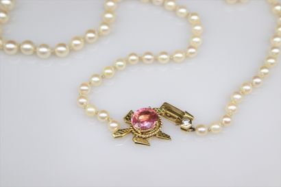 null CARTIER
Necklace of slightly falling cultured pearls, clasp in 18K (750) gold...