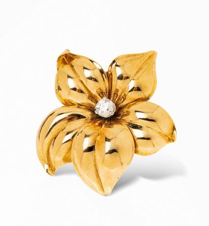 null CARTIER
18K (750) gold clip depicting a flower, the heart set with an old-cut...