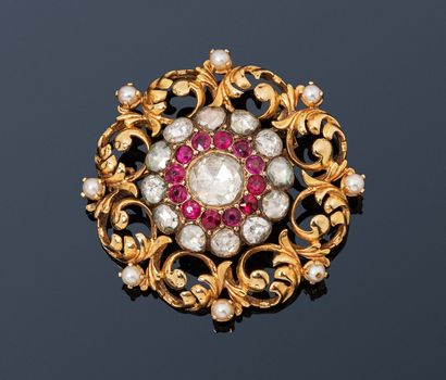 null Brooch in 18K (750) gold and 800 silver chased with foliage and small cultured...