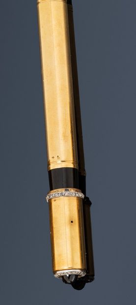 null Resin and 18K (750) gold penholder, the cap encircled with rose-cut diamonds,...