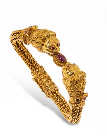 null Flexible braided bracelet in 18K (750) gold, decorated with lions' heads facing...