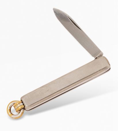 null CARTIER Must
Steel penknife, gold-plated metal clasp. 
Signed, numbered and...