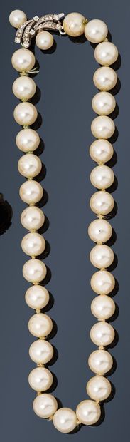 null Case of Madame Z, Greece.
Necklace of large fantasy pearls, clasp in 18K (750)...