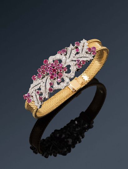 null Flexible bracelet in 18K (750) gold ribbon and 18K white gold motifs chased...