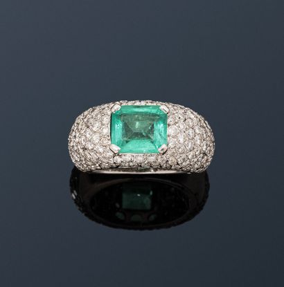 null 18K (750) white gold ring set with a rectangular emerald set in pavé-cut round...