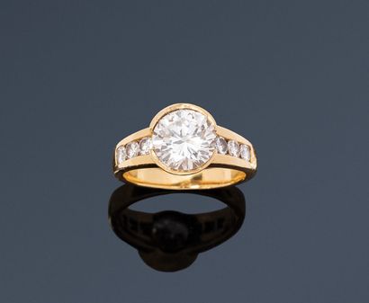 18K (750) gold ring, set with a round brilliant-cut...