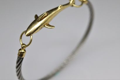null Steel wire bracelet, the clasp drawing a shark in 18K (750) gold. 
French work...
