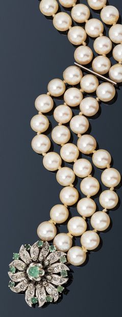 null Case of Madame Z, Greece.
Bracelet of 3 rows of cultured pearls, clasp in 18K...