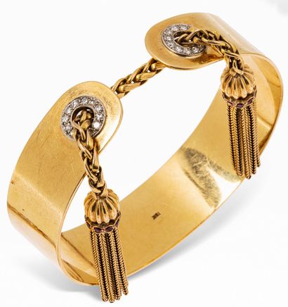 null Case of Madame X, Greece.
Flat bracelet in 18K (750) gold, the ends decorated...