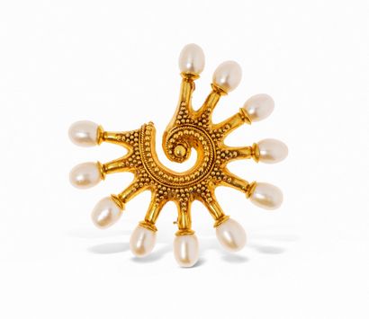 null LALAOUNIS (attributed to)
Spiral brooch in 18K (750) gold, embellished with...
