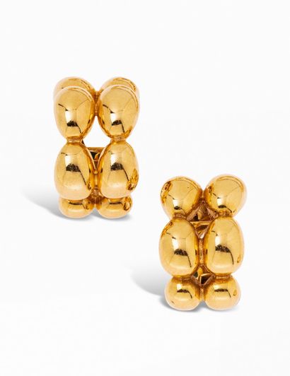 null CHAUMET

Pair of ear clips in 18K (750) gold. 
Signed and numbered. 
French...