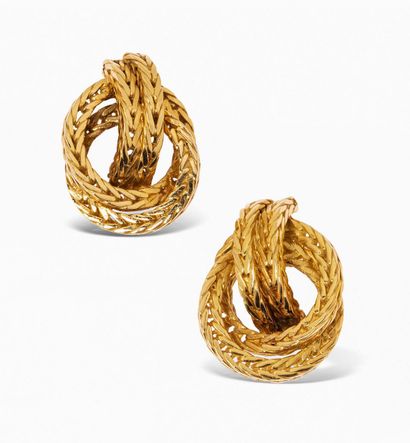 null HERMÈS
Pair of 18K (750) gold knotted ear clips. 
One clip signed, both numbered....