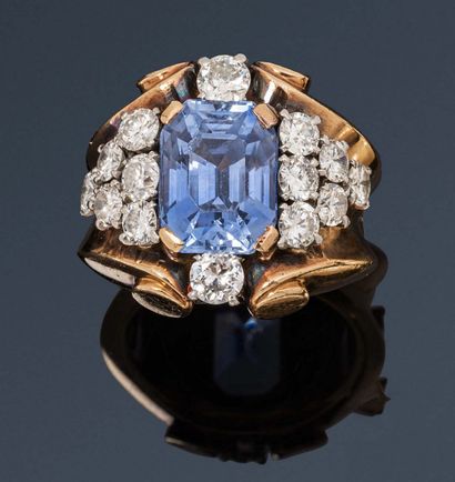 null Large 18K (750) gold ring with scrolls, set with an octagonal sapphire, surmounted...