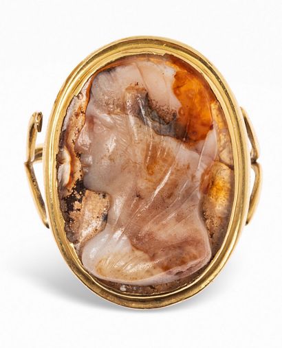 null Gold ring 18K (750), decorated with a cameo on agate carved with the portrait...