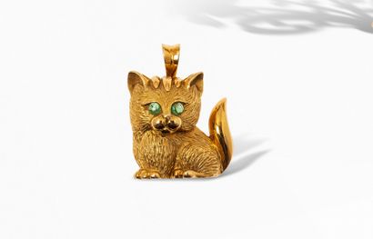 null 18K (750) gold pendant brooch representing a kitten, the eyes pricked each of...