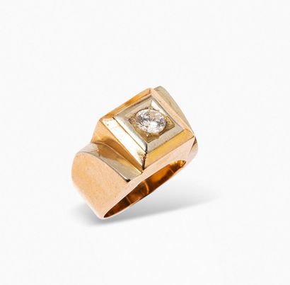 null Architectural ring in 3 shades of 18K (750) gold, set with a fancy white stone....