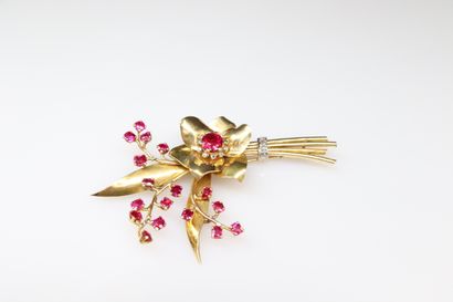 null Flower and bouquet brooch in 18K (750) gold, adorned with red glass pastes and...
