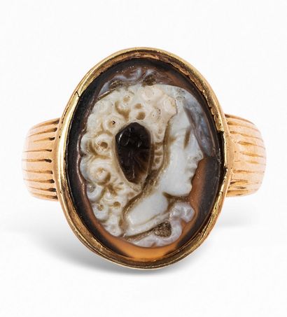 null 14K gold ring (585), decorated with a cameo 3 layers on agate carved of Medusa...