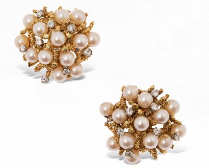 null Jewel box of Mrs. Z, Greece.
VOURAKIS
Pair of 18K (750) textured gold ear clips,...