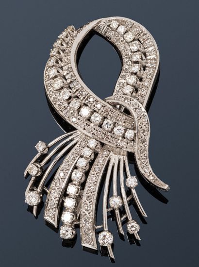 null Brooch in 14K white gold, set with lines of round brilliant and 8/8 diamonds....
