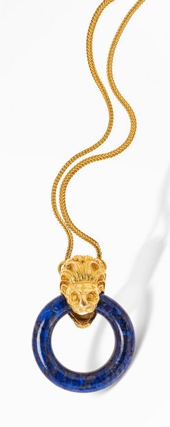 null Yellow gold chain 18k (750) with pendant stylizing a lion head holding in its...