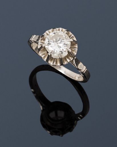 null Platinum ring, decorated with a round brilliant-cut diamond. 
French work. 
Finger...