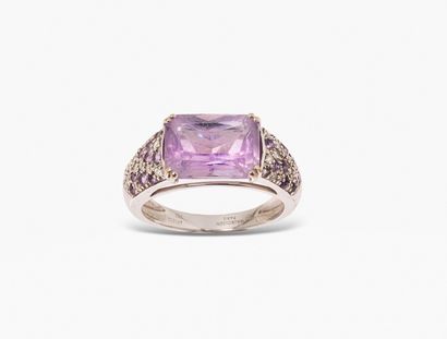 null MAUBOUSSIN
18K (750) white gold ring set with an amethyst surrounded by pavé-cut...