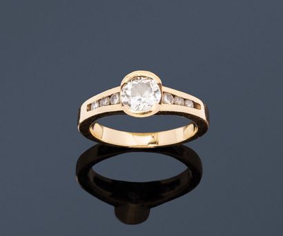 18K (750) gold ring, set with a round old-cut...