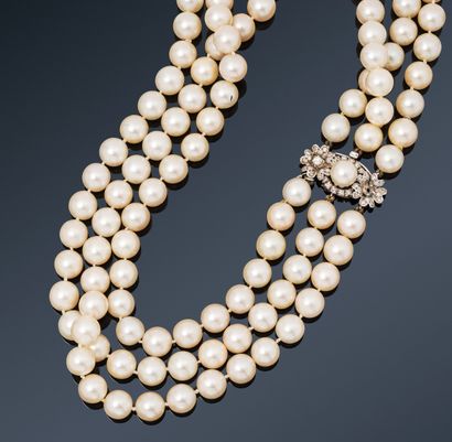 null Case of Mrs. Z, Greece.
Necklace of three rows of cultured pearls in light fall,...